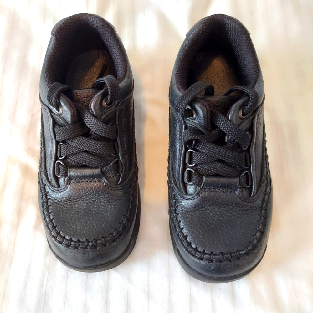 Boys toddler Black Shoes Laces Clarks Like New Size 10.5